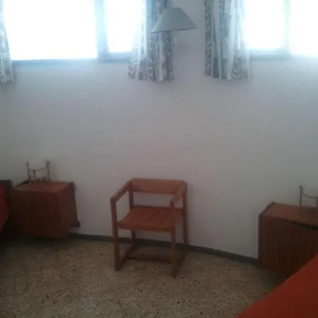 Дом отдыха Sleeps 4 Wifi Фамара